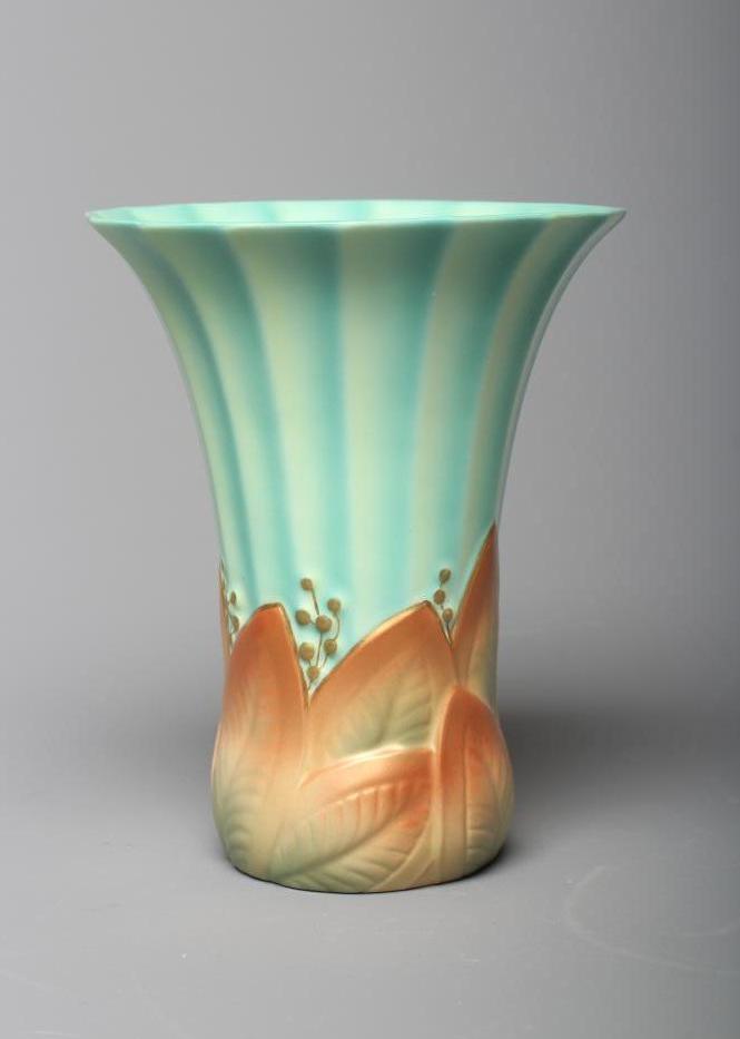 A ROYAL WORCESTER VASE Image