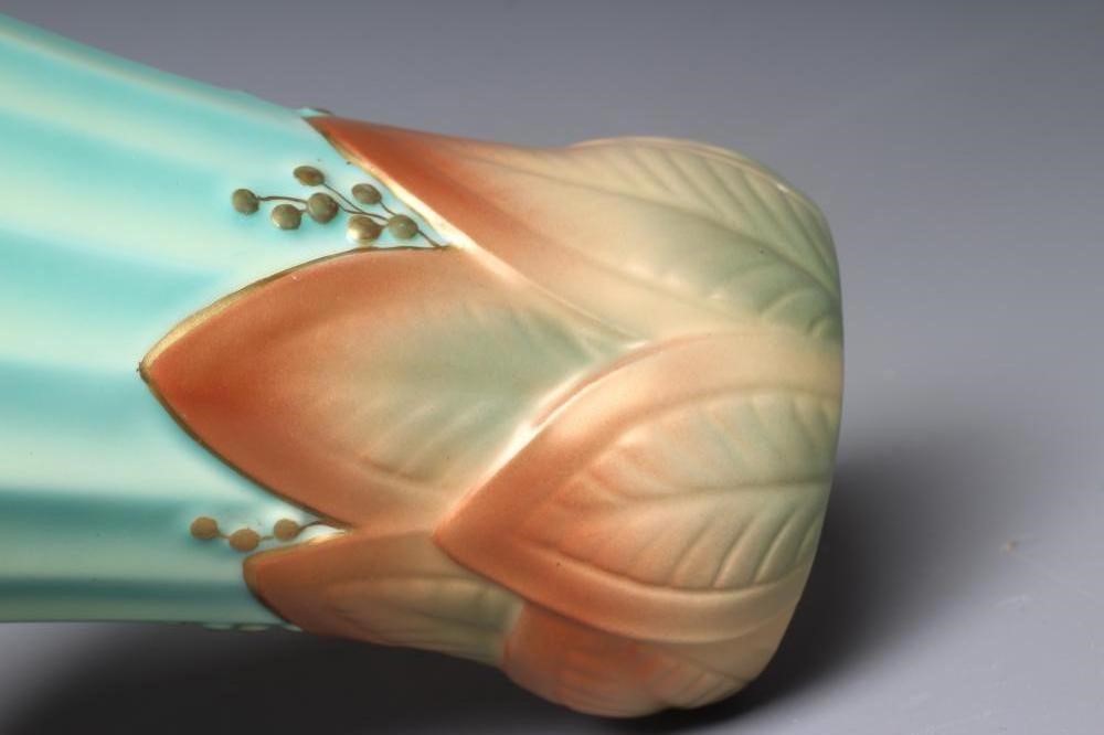 A ROYAL WORCESTER VASE Image