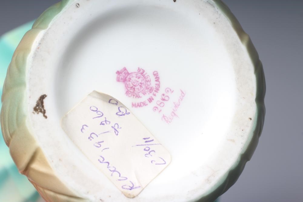 A ROYAL WORCESTER VASE Image