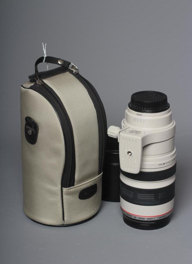 A CANON ULTRASONIC ZOOM LENS, EF 100-400mm, 1:4.5-5.6 L IS, with Jessops Skylight 1A filter, and Image