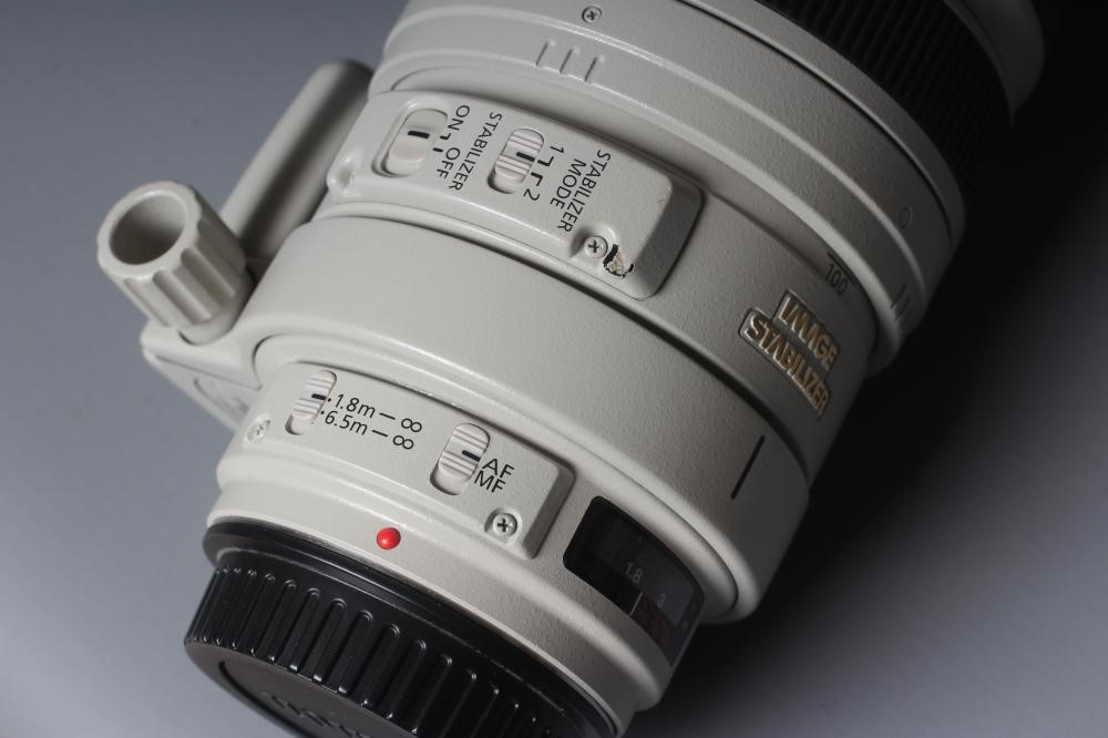 A CANON ULTRASONIC ZOOM LENS, EF 100-400mm, 1:4.5-5.6 L IS, with Jessops Skylight 1A filter, and Image
