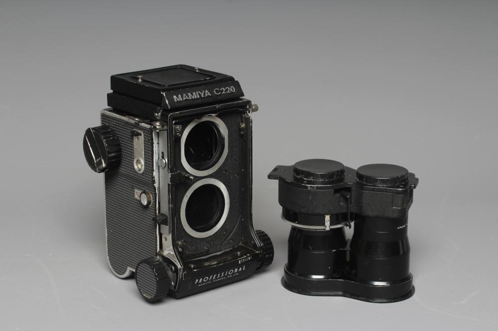 A MAMIYA C220 CAMERA with Mamiya-Sekor 1:4.5 f=18cm dual lens (Est. plus 24% premium inc. VAT) Image
