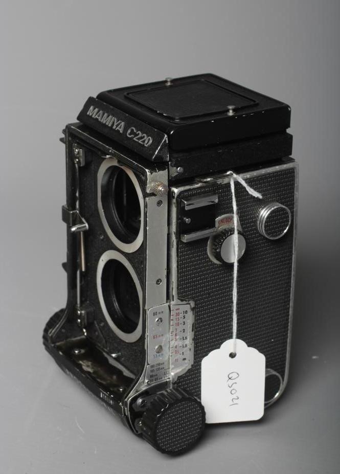 A MAMIYA C220 CAMERA with Mamiya-Sekor 1:4.5 f=18cm dual lens (Est. plus 24% premium inc. VAT) Image