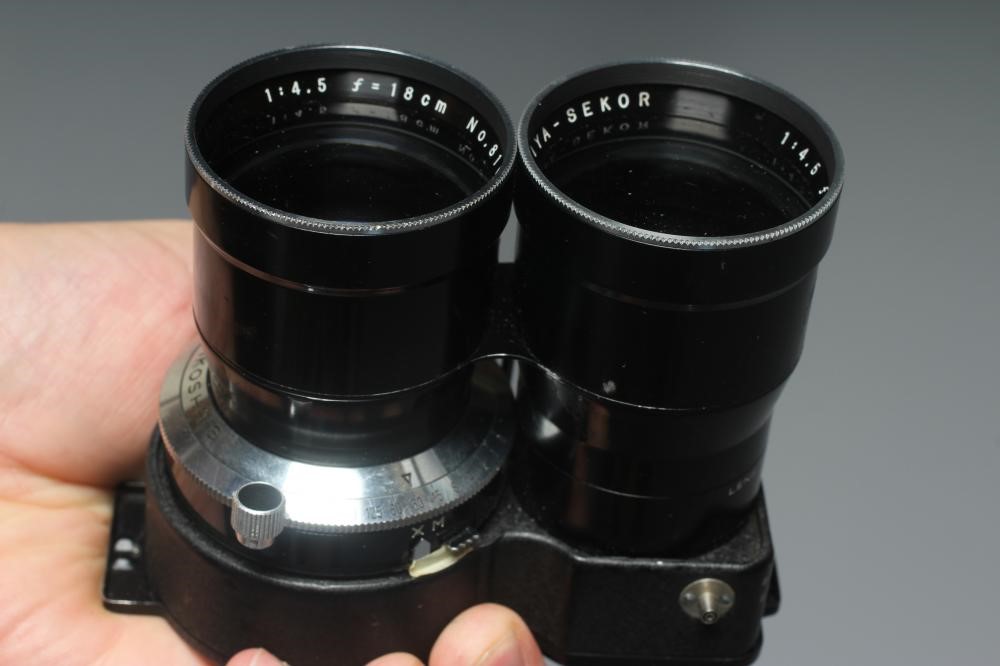 A MAMIYA C220 CAMERA with Mamiya-Sekor 1:4.5 f=18cm dual lens (Est. plus 24% premium inc. VAT) Image