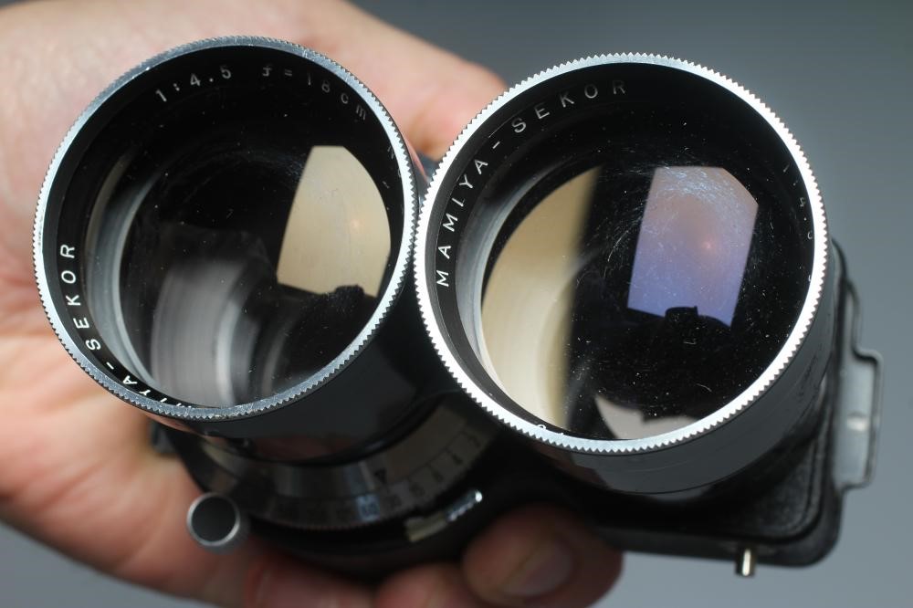 A MAMIYA C220 CAMERA with Mamiya-Sekor 1:4.5 f=18cm dual lens (Est. plus 24% premium inc. VAT) Image