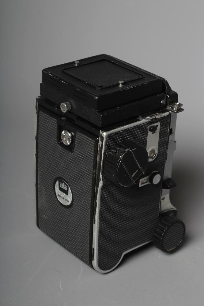 A MAMIYA C220 CAMERA with Mamiya-Sekor 1:4.5 f=18cm dual lens (Est. plus 24% premium inc. VAT) Image