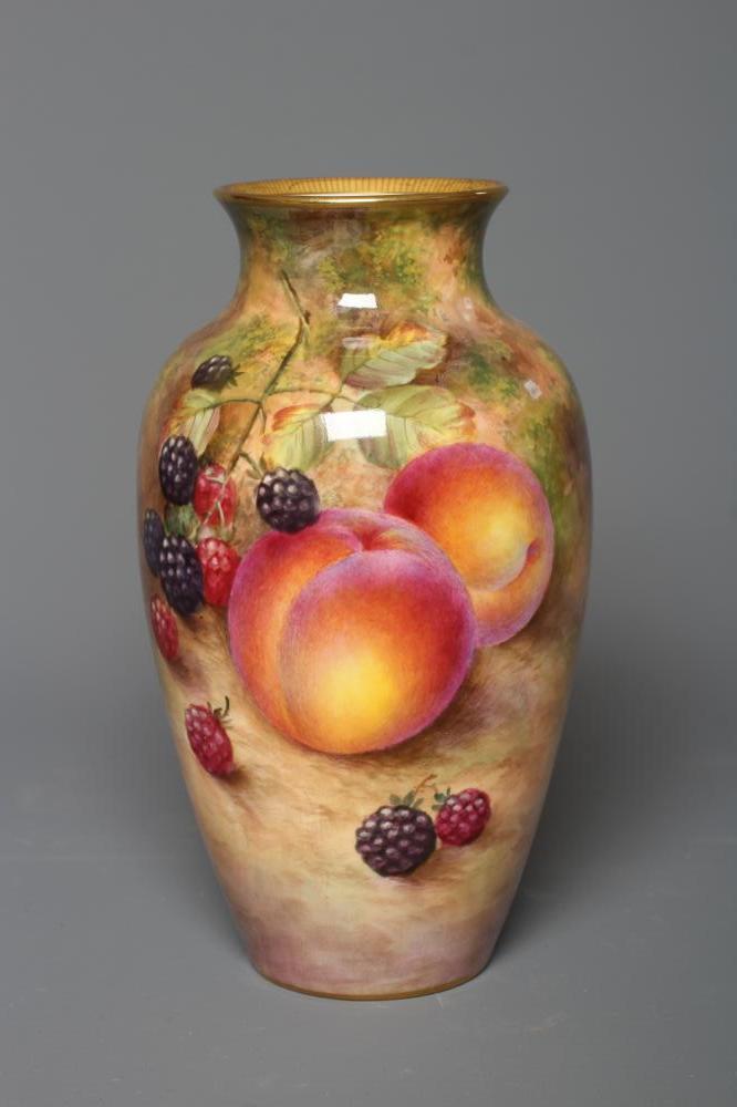 A ROYAL WORCESTER VASE Image