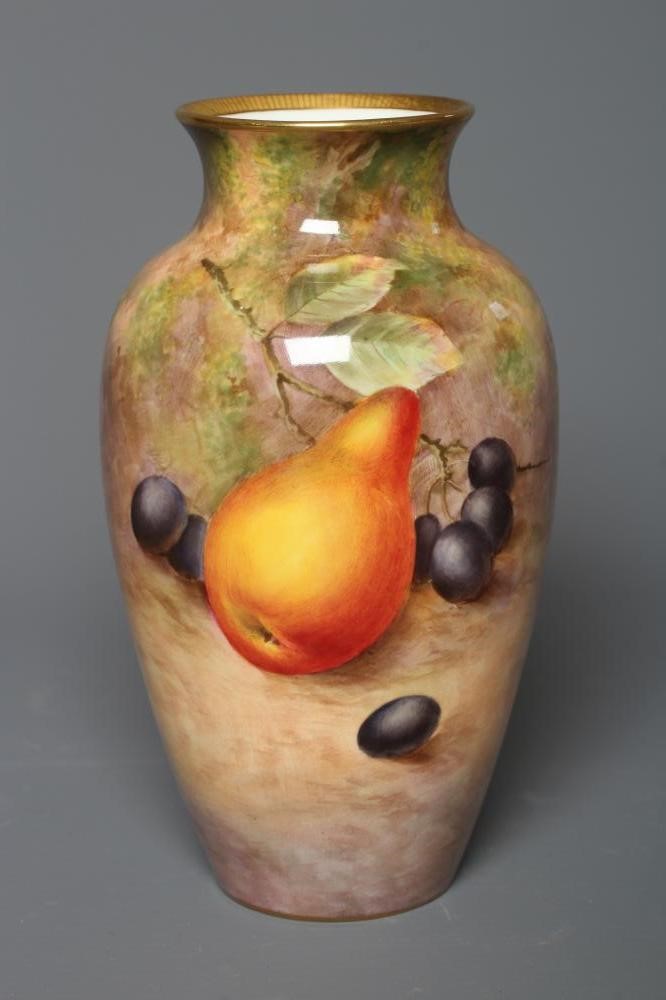 A ROYAL WORCESTER VASE Image