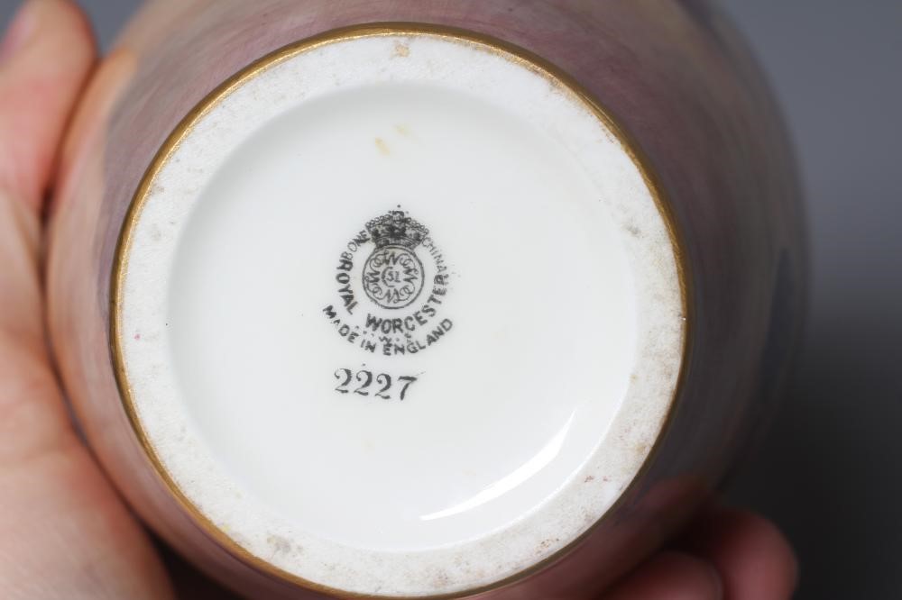A ROYAL WORCESTER VASE Image