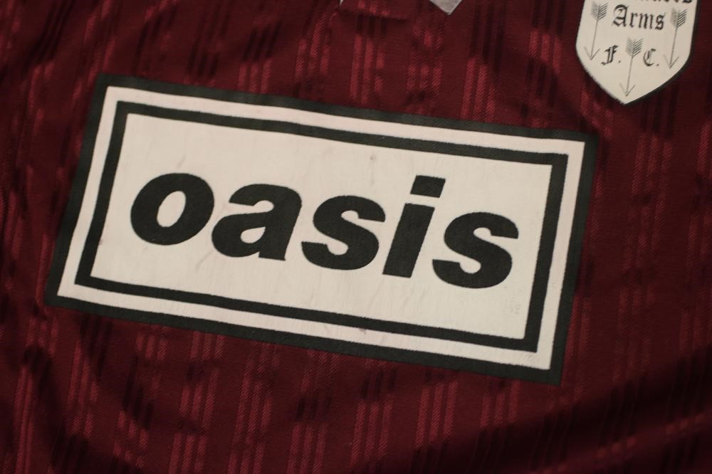 ALAN 'WHITEY' WHITE - A BESPOKE ADIDAS BOLT MAKERS ARMS PUB FOOTBALL TEAM SHIRT produced when Oasis Image