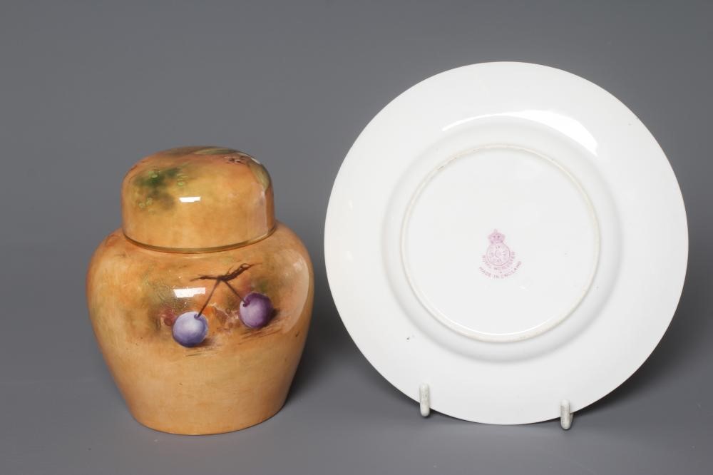 A ROYAL WORCESTER CHINA TEA PLATE Image