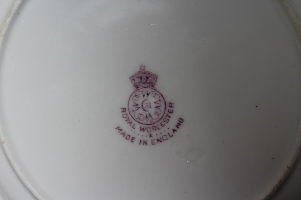 A ROYAL WORCESTER CHINA TEA PLATE Image