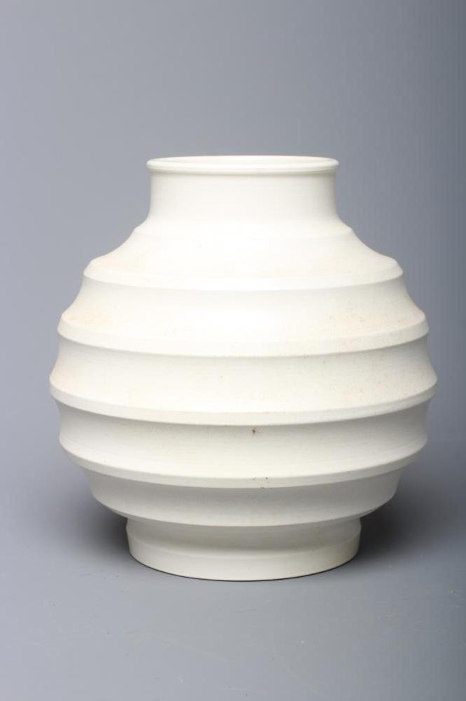KEITH MURRAY FOR WEDGWOOD - A MOONSTONE POTTERY FOOTBALL VASE, printed Keith Murray, WEDGWOOD MADE Image