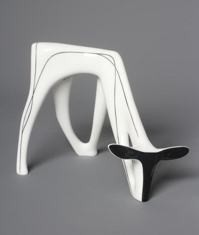 MIECZYSLAW NARUSZEWICZ FOR CMIELOW - A black and white porcelain grazing deer Image
