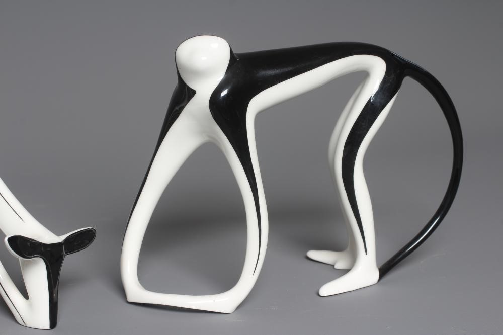 MIECZYSLAW NARUSZEWICZ FOR CMIELOW - A black and white porcelain grazing deer Image