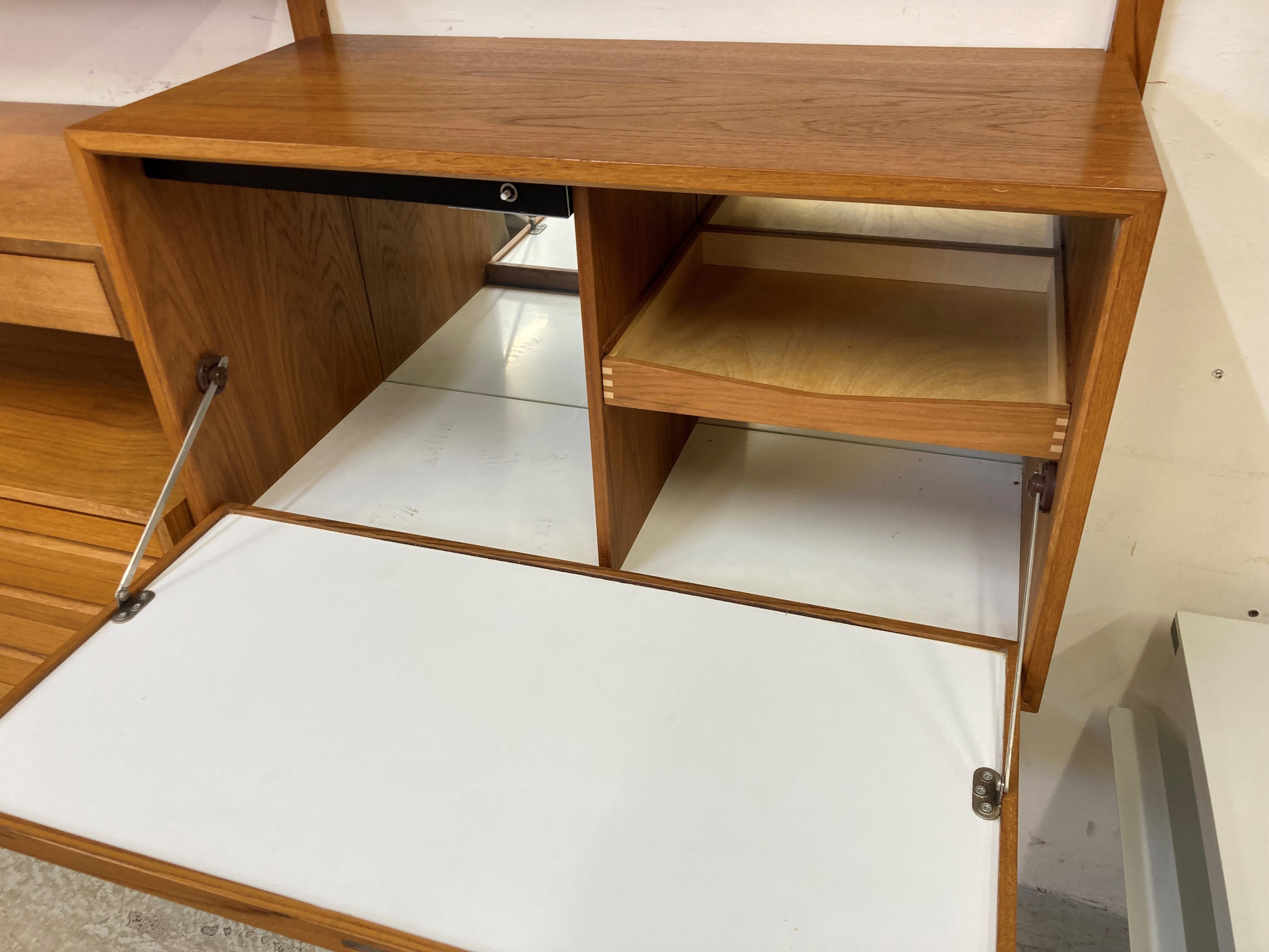 A RETRO TEAK MODULAR FOUR SECTION ROOM UNIT Image