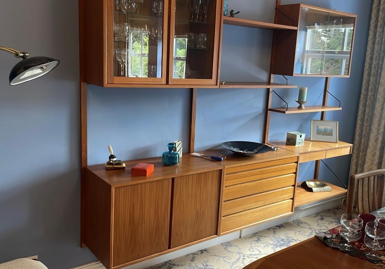 A RETRO TEAK MODULAR FOUR SECTION ROOM UNIT Image