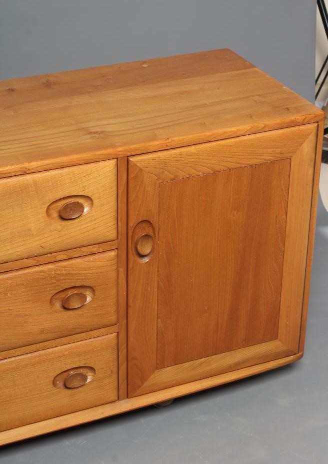 AN ERCOL LIGHT ELM WINDSOR MODEL 455 SIDEBOARD Image