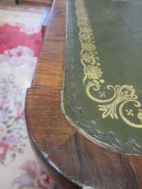 A REGENCY ROSEWOOD PILLAR END LIBRARY TABLE Image