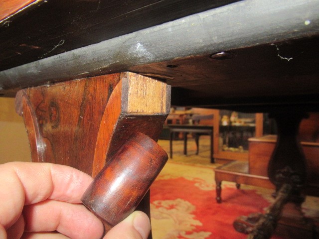 A REGENCY ROSEWOOD PILLAR END LIBRARY TABLE Image