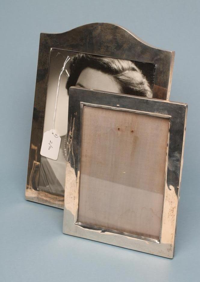 AN EASEL BACK SILVER PHOTOGRAPH FRAME Image