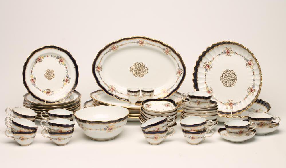 A MEISSEN PORCELAIN PART DINNER AND TEA SERVICE Image