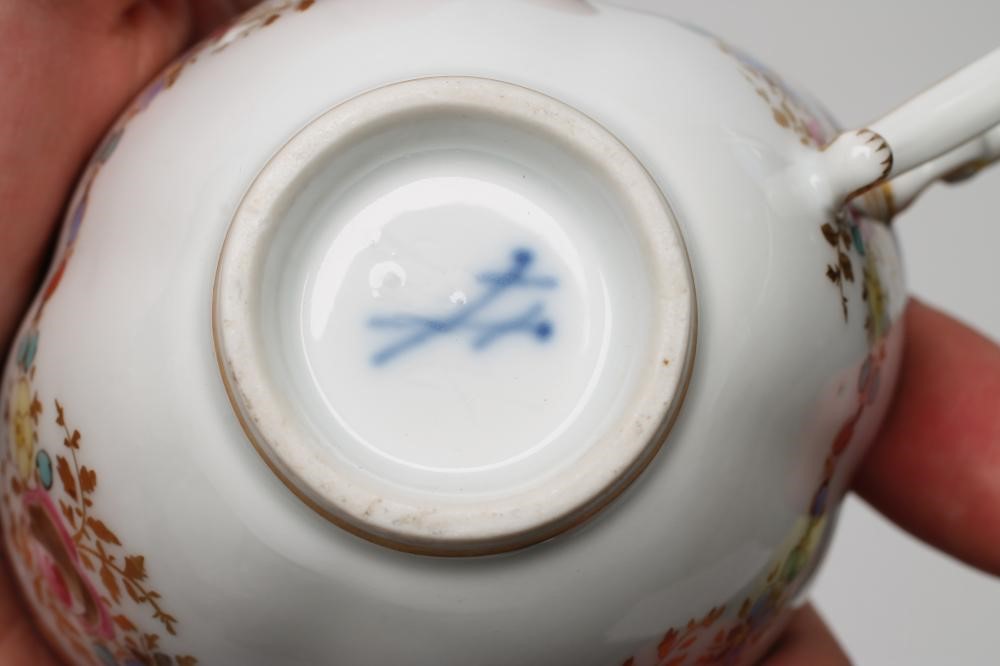 A MEISSEN PORCELAIN PART DINNER AND TEA SERVICE Image