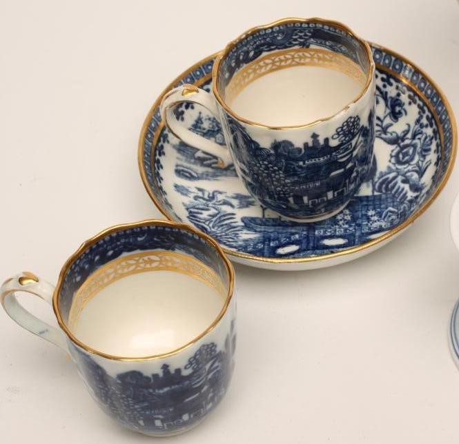A PAIR OF MEISSEN PORCELAIN CHAMBERSTICKS Image