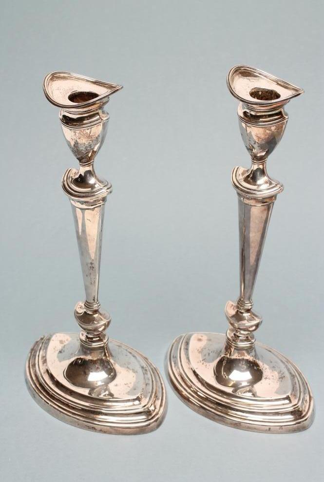 A COMPOSITE PAIR OF EDWARDIAN SILVER CANDLESTICKS Image