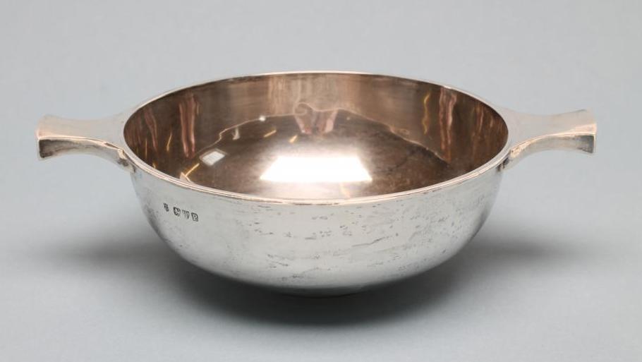 A LATE VICTORIAN SILVER BOWL Image