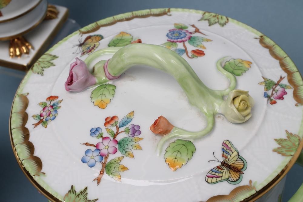 A HEREND PORCELAIN SMALL TUREEN AND COVER Image