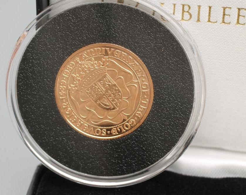 AN ELIZABETH II GOLD SOVEREIGN Image