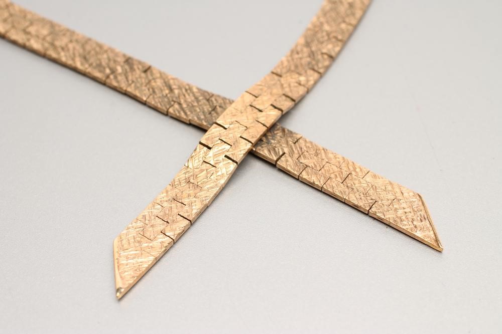 A 9CT GOLD BRICK LINK CROSS-OVER NECKLACE with brushed bark effect finish Image