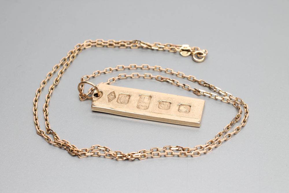 *A 9CT GOLD INGOT PENDANT Image