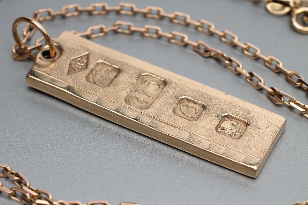 *A 9CT GOLD INGOT PENDANT Image