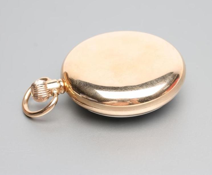 A 9CT GOLD WALTHAM TOP WIND POCKET WATCH Image