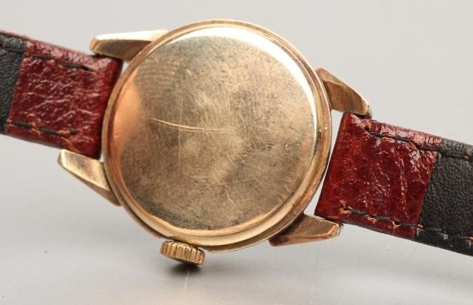 A LADY'S 9CT GOLD LONGINES WRISTWATCH Image