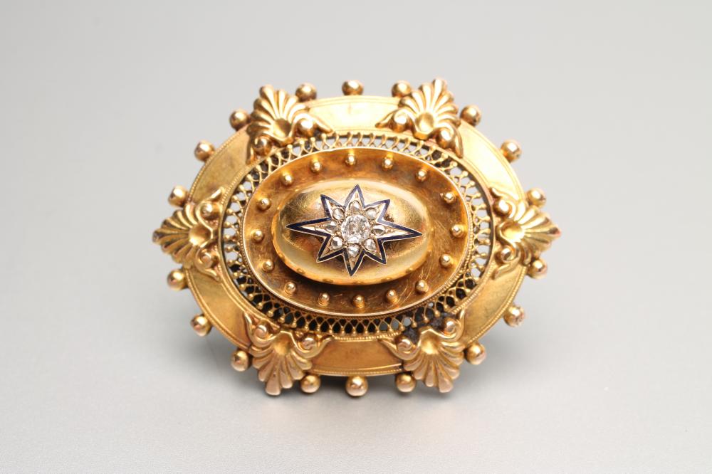 A VICTORIAN OVAL BOSS MOURNING BROOCH Image