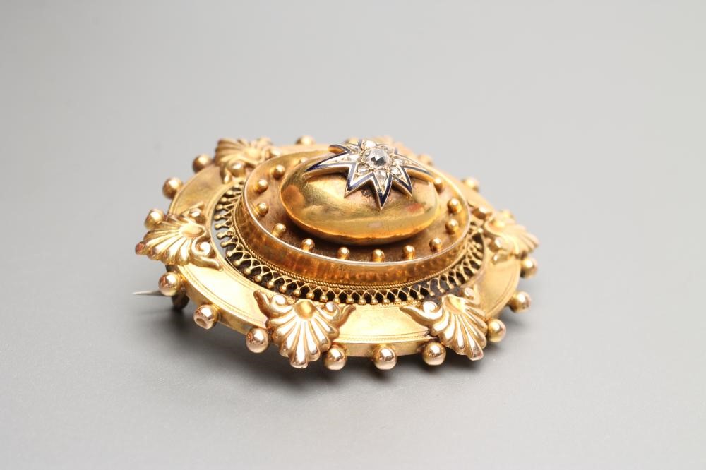 A VICTORIAN OVAL BOSS MOURNING BROOCH Image