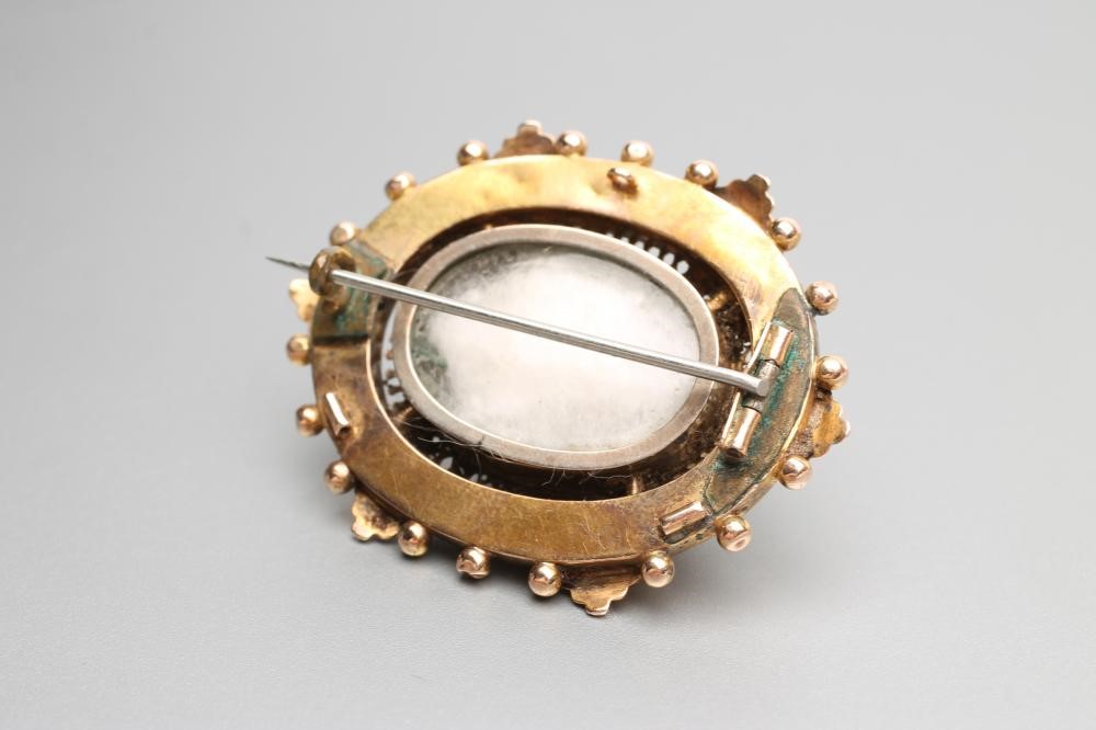 A VICTORIAN OVAL BOSS MOURNING BROOCH Image