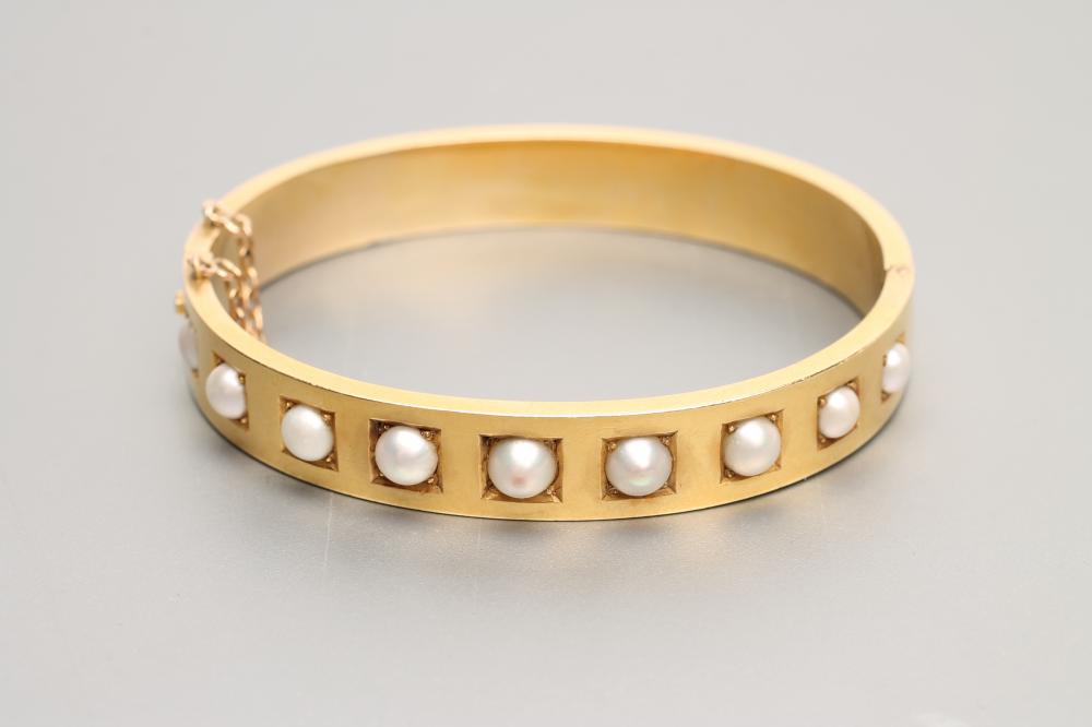 A LATE VICTORIAN STIFF HINGED BANGLE Image