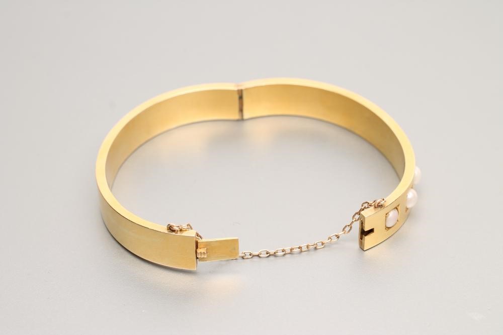 A LATE VICTORIAN STIFF HINGED BANGLE Image