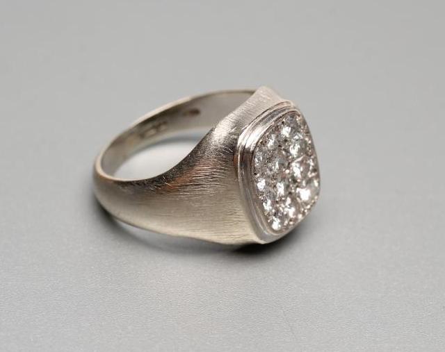 A GENTLEMAN'S DIAMOND RING Image