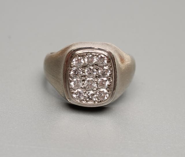 A GENTLEMAN'S DIAMOND RING Image