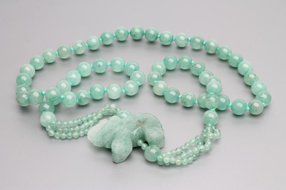A GREEN QUARTZ BEAD NECKLACE Image
