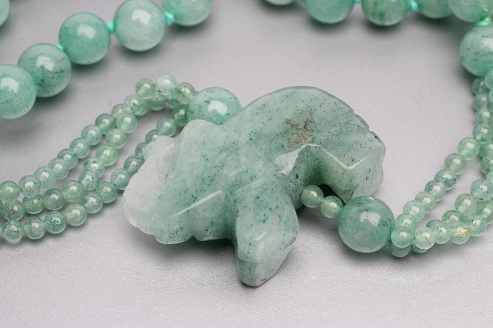 A GREEN QUARTZ BEAD NECKLACE Image