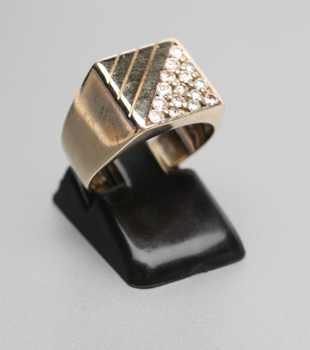 A GENTLEMAN'S DIAMOND SIGNET RING Image
