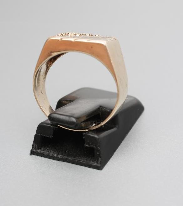 A GENTLEMAN'S DIAMOND SIGNET RING Image