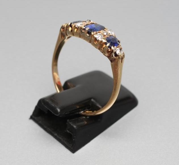 A VICTORIAN SAPPHIRE AND DIAMOND RING Image