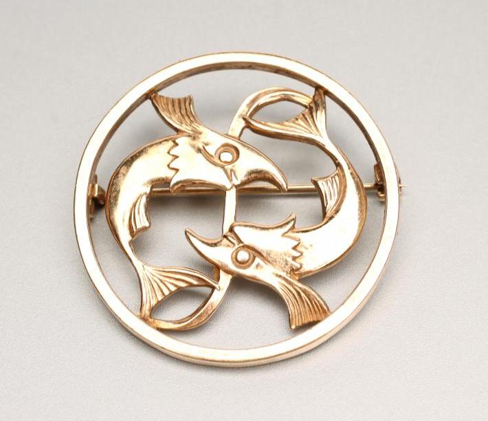 A 9CT GOLD OPEN WORK BROOCH designed by G. Bellamy for Ivan Tarrant Image